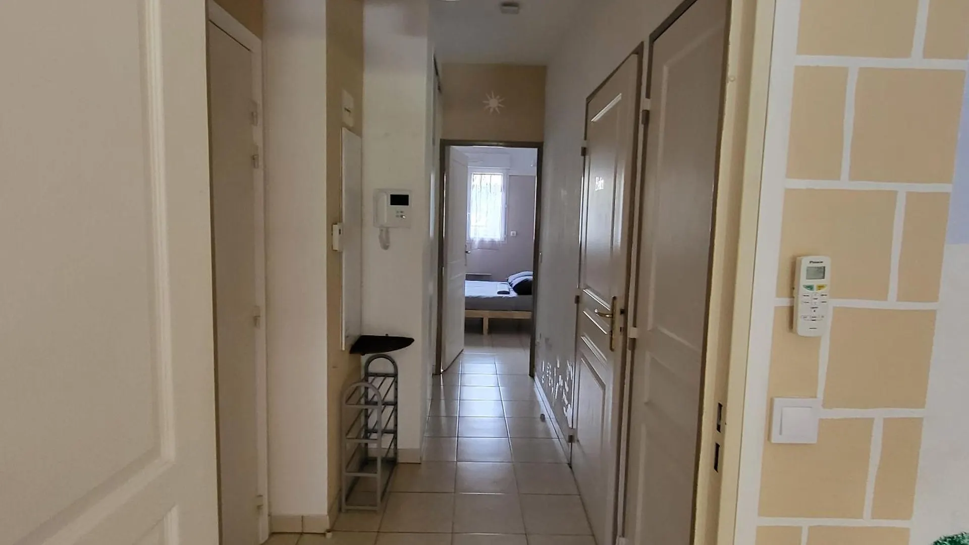 Appartement traversant et lumineux avec terrasse Saint-Laurent-du-Var 0*,